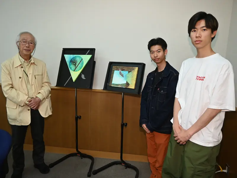 終了後に洋画家の田中理さんと記念撮影する(右から)高瀬さんと国屋さん(国屋さんの左には田中さんの作品が2点)