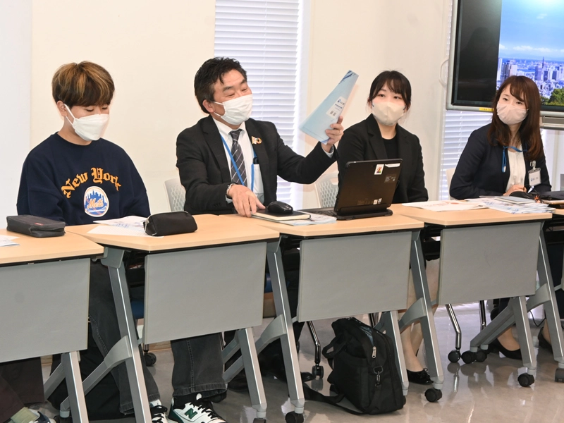 みなと銀行の地域戦略を語る楡井部長(左から2人目)