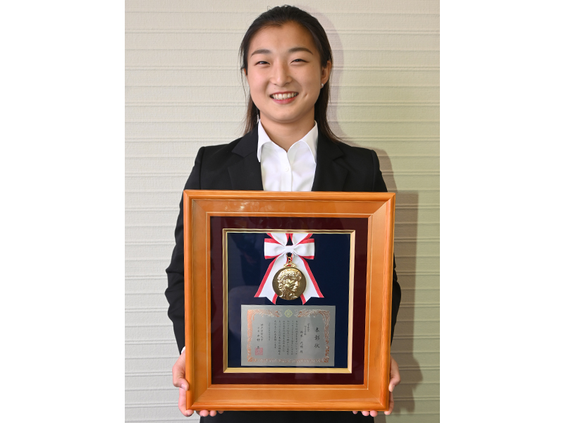 学長賞の表彰状を手に笑顔の坂本花織さん