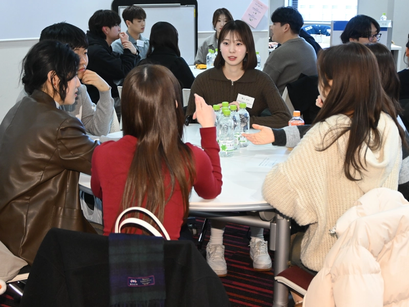 バディトークで交流する日韓の学生