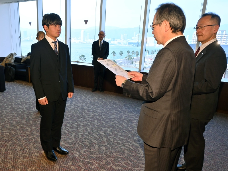 表彰される大西凜央さん
