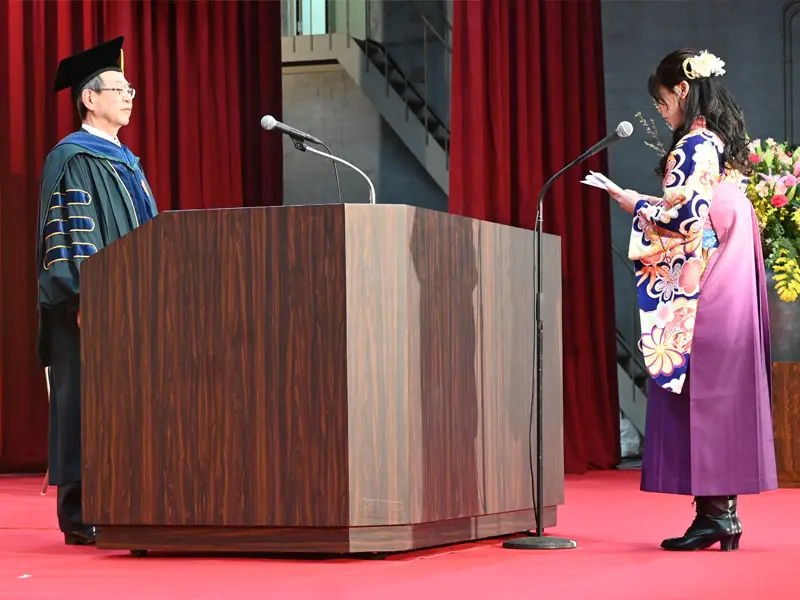 答辞を読む心理学部の岩本美優さん