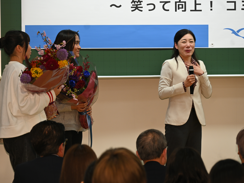 御礼のあいさつをする大濱学部長(右端)と花束贈呈の学部生