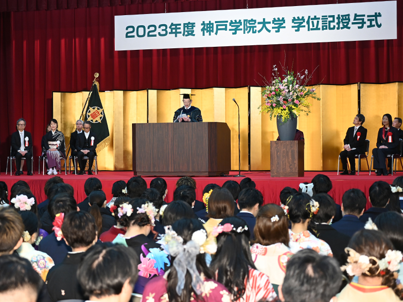 学長式辞を聴く卒業生