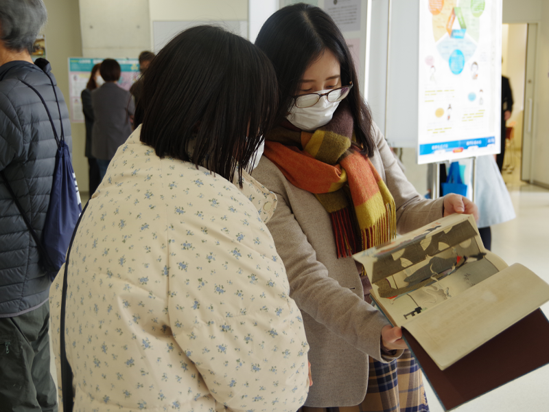 日本文学を研究する教員が資料を紹介