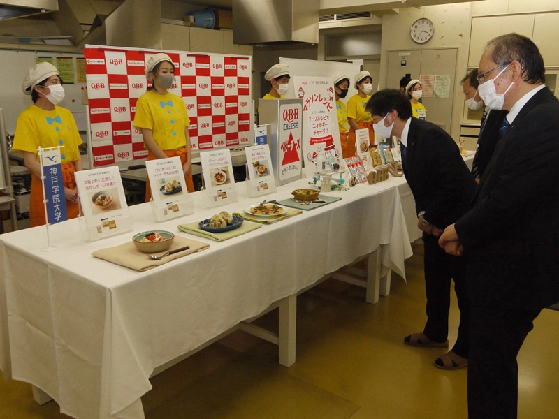 六甲バター(株)、神戸マラソン実行委員会、大学関係者の方々に掲載が決定したメニュー説明しました