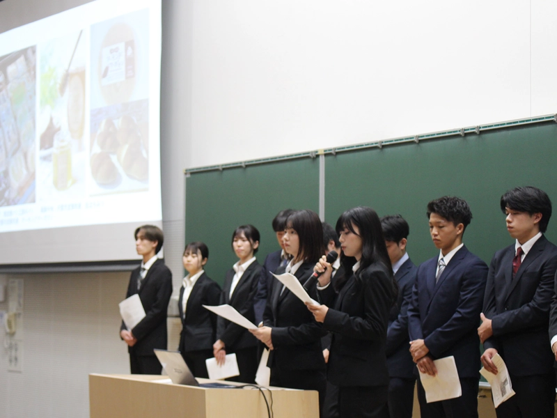 バス路線・ダイヤの改善提案について発表する学生グループ