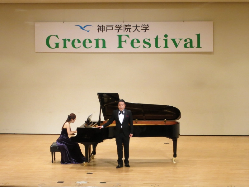 ホールに響き渡る高橋純さんのどっしりとしたバリトンの歌声