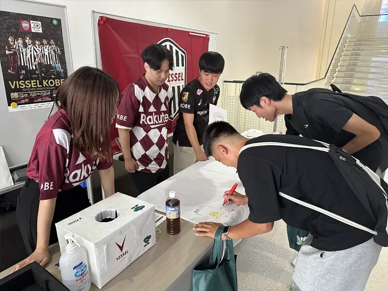 メッセージを書きこむ高校生ら