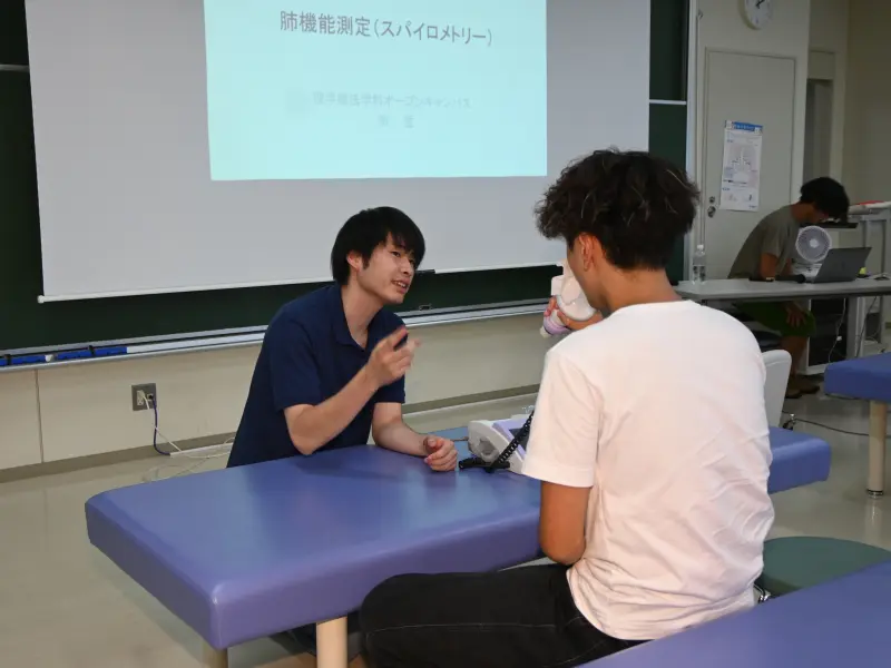 総合リハビリテーション学部理学療法学科では肺機能の測定も体験してもらいました