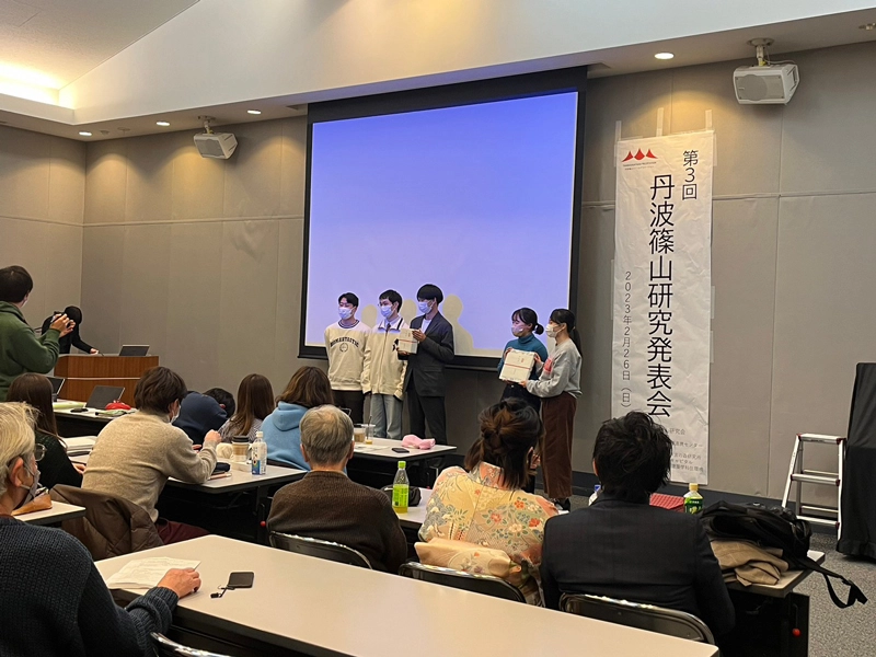 菊川ゼミ生（前方左の３人）が表彰された丹波篠山市長賞の授賞式
