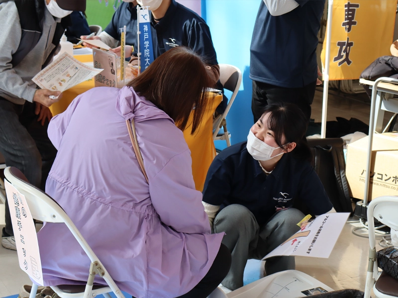 測定方法を説明する学生