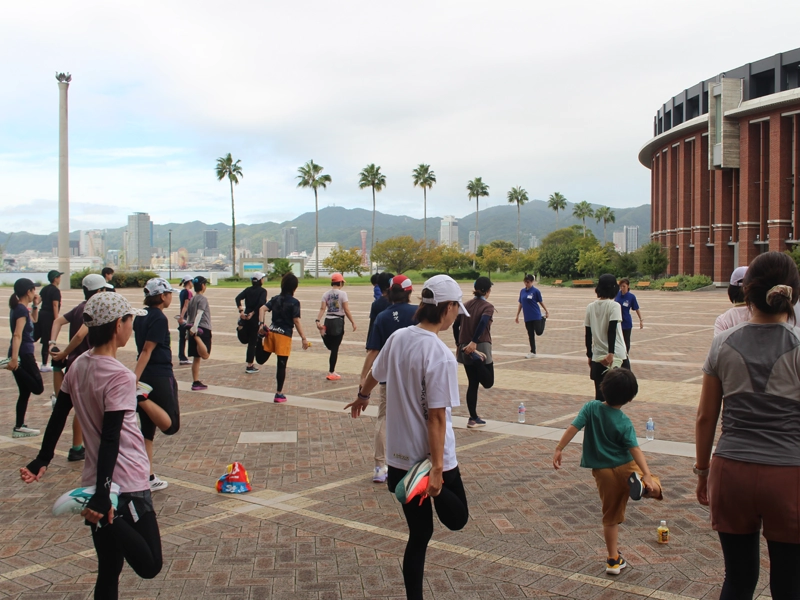 準備体操を行う参加者