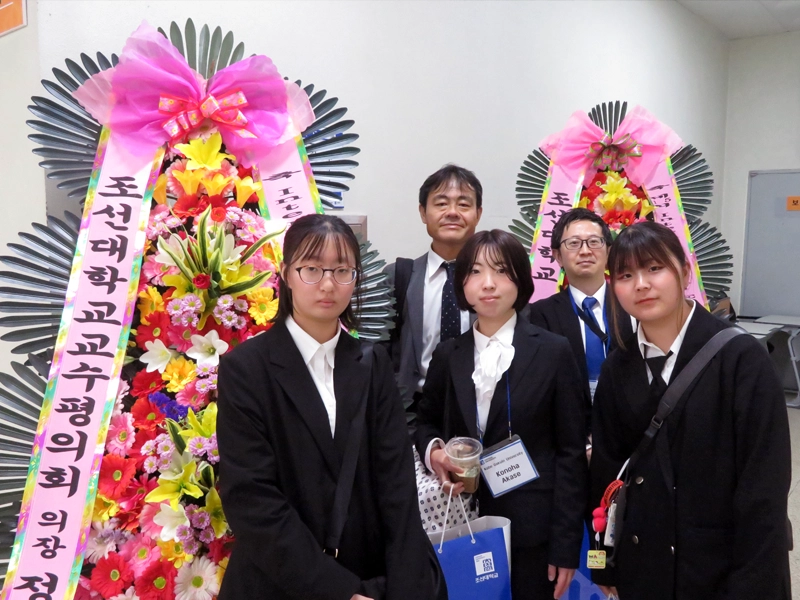 英語スピーチ大会終了後に大会会場入り口前で記念撮影をする参加者ら