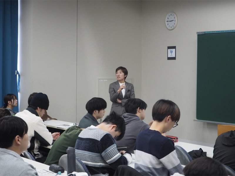 講義をする松岡税理士