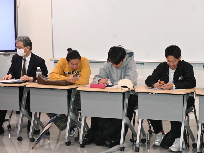 みなと銀行のInstagramコンテンツをチェックする学生たち