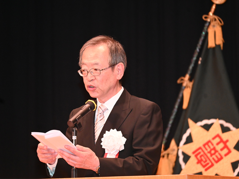 式辞を読む中村学長