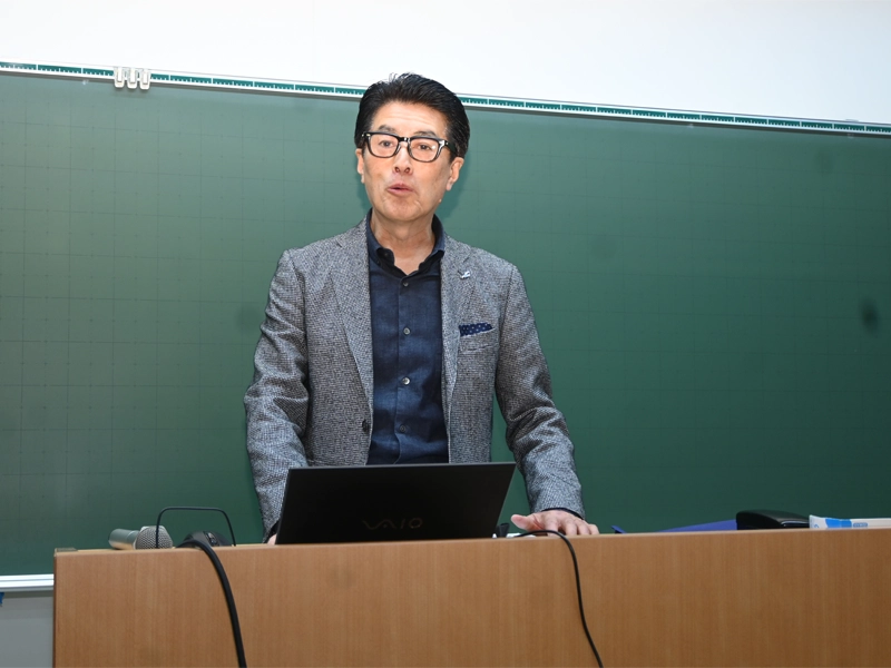 講義する桑原会長