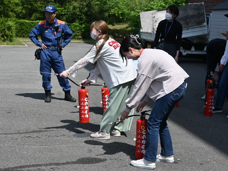 水消火器を使った消火訓練