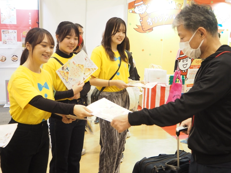 マラソンレシピブックを配る栄養学部生