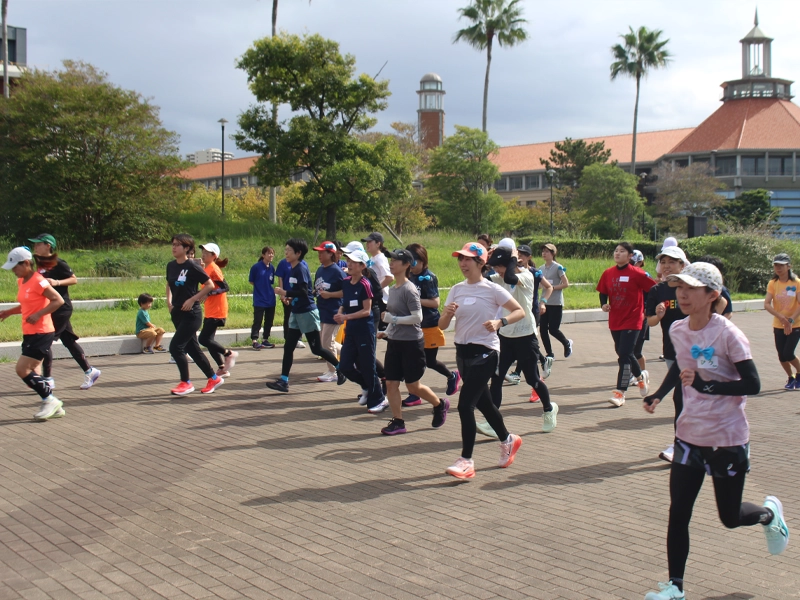 それぞれのペースを確認し走り参加者