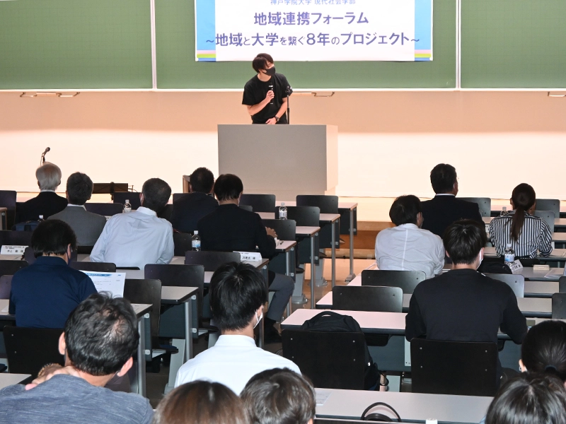報告する日髙ゼミの坂部さん