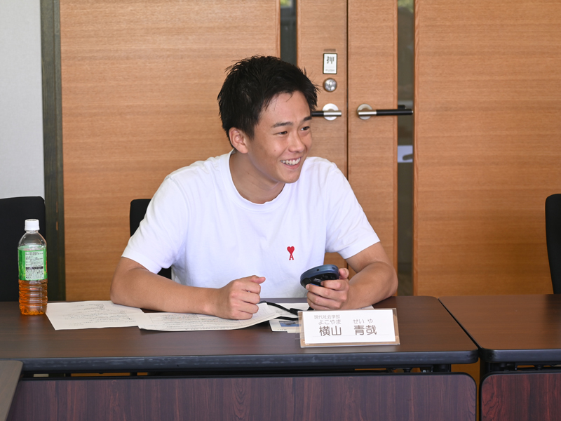 発言する横山青哉さん