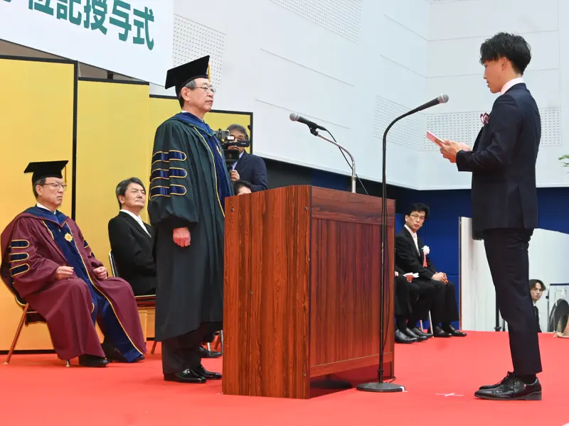 答辞を読む現代社会学部卒業生総代の長谷川雄一さん