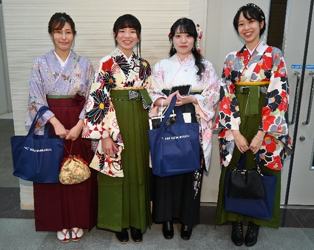 華やかな袴姿の卒業生
