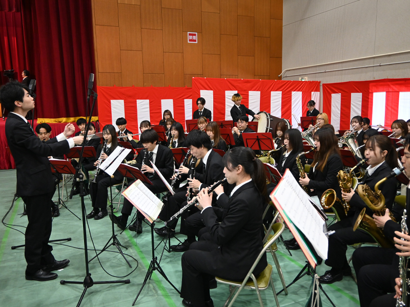 式典を盛り上げる吹奏楽部の演奏
