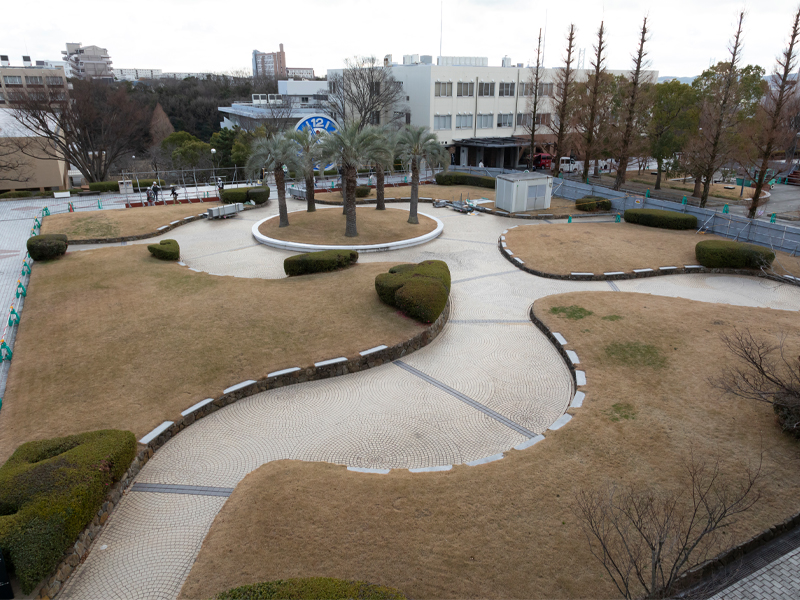 この風景も見納め。建設工事のため立ち入り禁止となった中庭の区画