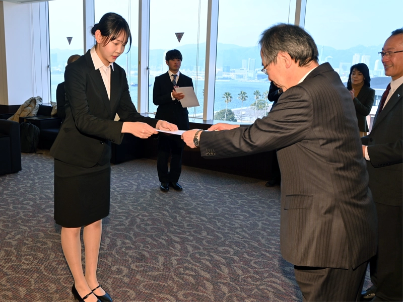 表彰される岡本愛衣子さん