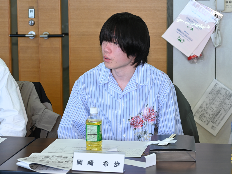 ⑤人文学部の岡崎希歩さん