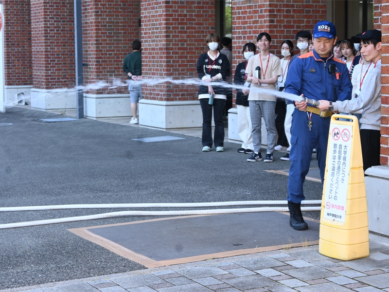 水圧を感じる放水訓練