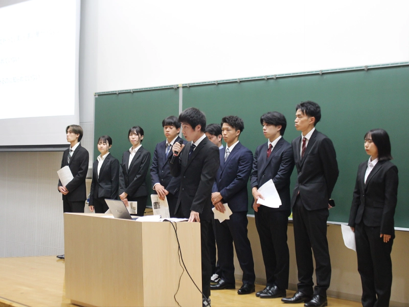 企業説明会向け30秒動画の活用について発表する学生グループ