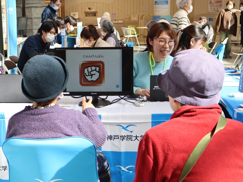 後出しじゃんけんで注意力を鍛える参加者