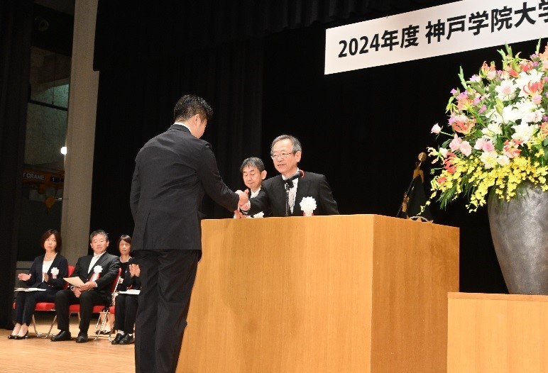 学位記を授与され、中村学長と握手する卒業生