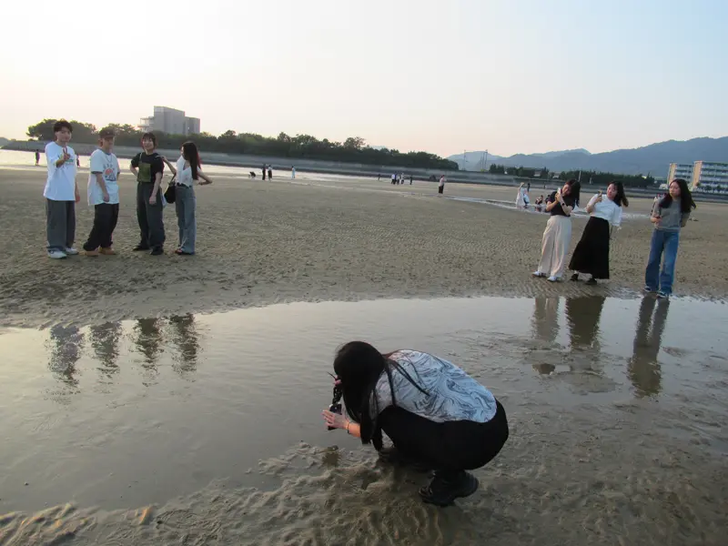香川県三豊市の父母ケ浜で撮影する岡崎ゼミ生