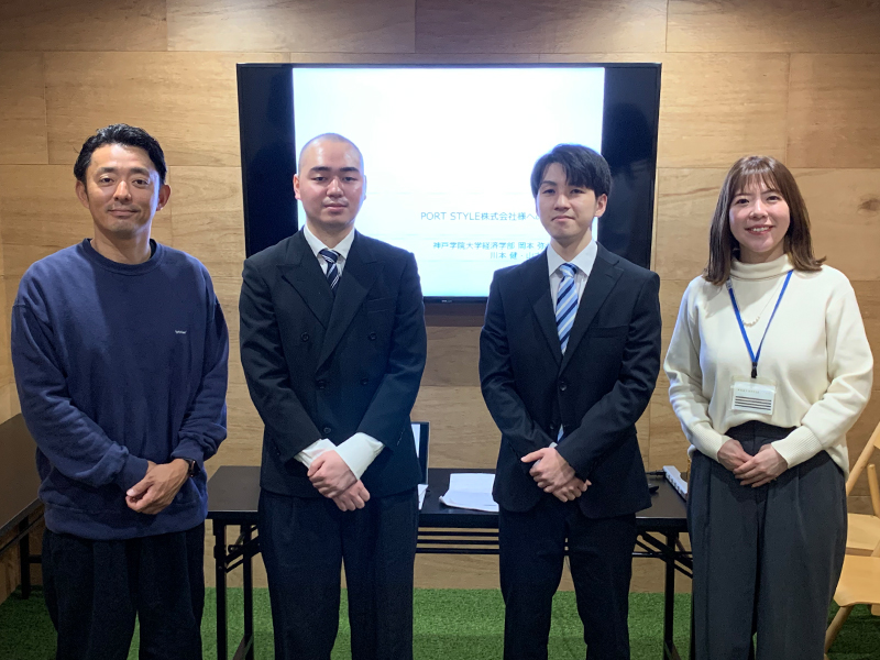 プレゼン終了後に水木社長(左端)、永田人事部長(右端)と記念撮影する川本さん(左から2人目)と山本さん
