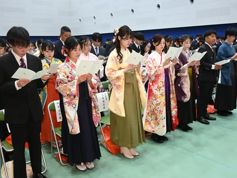 神戸学院大学讃歌を歌う卒業生、修了生