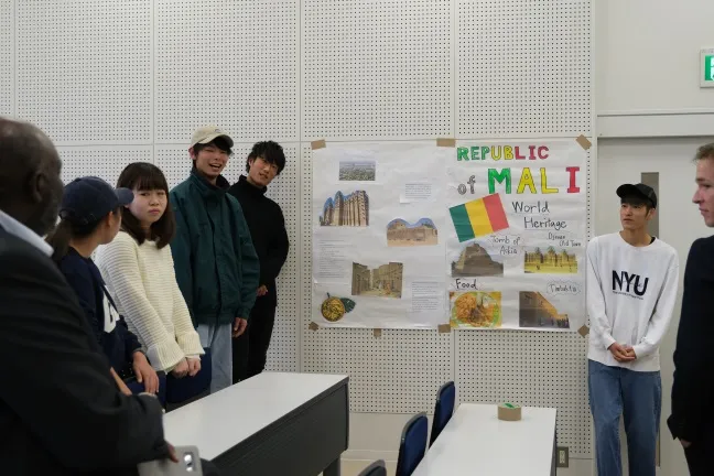 経営学部生のポスタープレゼンテーション
