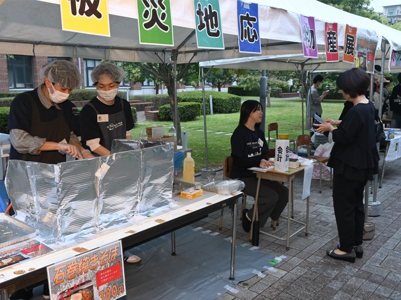 ボランティア活動支援室学生スタッフが作る、被災地応援の石巻焼きそば販売