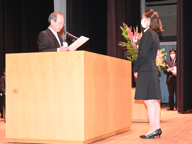 中村学長から学位記を授与される経営学部の坂本花織さん