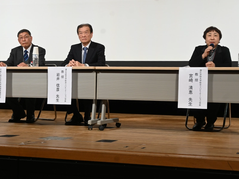 パネルディスカッションする(右から)宮崎教授、岩井教授、古川名誉教授