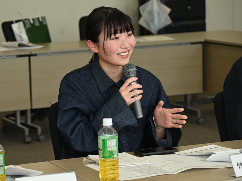 ⑥経営学部の竹内千晃さん