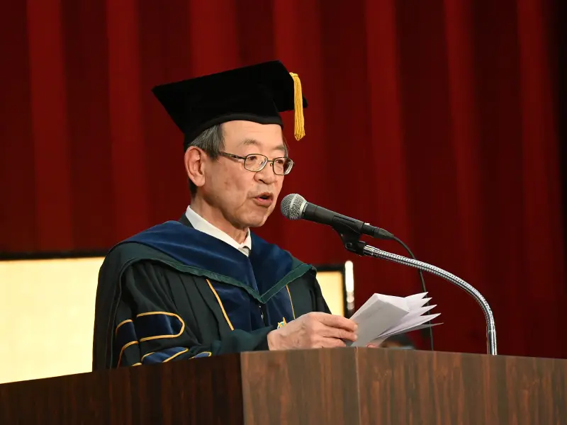 式辞を読む中村恵学長