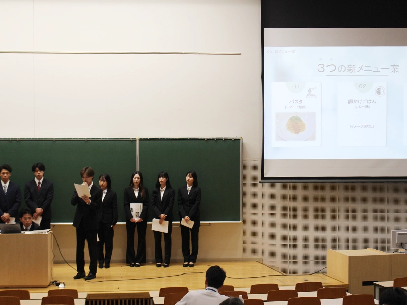 地元食材を活かした新メニュー開発について発表する学生グループ