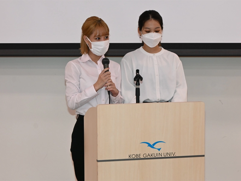 司会を担当した岡崎ゼミの平瀬さん(左)と阪元さん