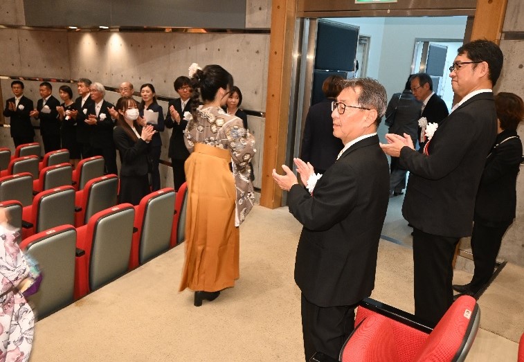 退場する卒業生を拍手で見送る教職員ら