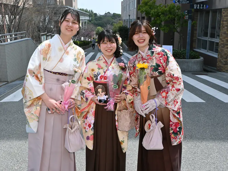 晴れ着姿で記念撮影する卒業生